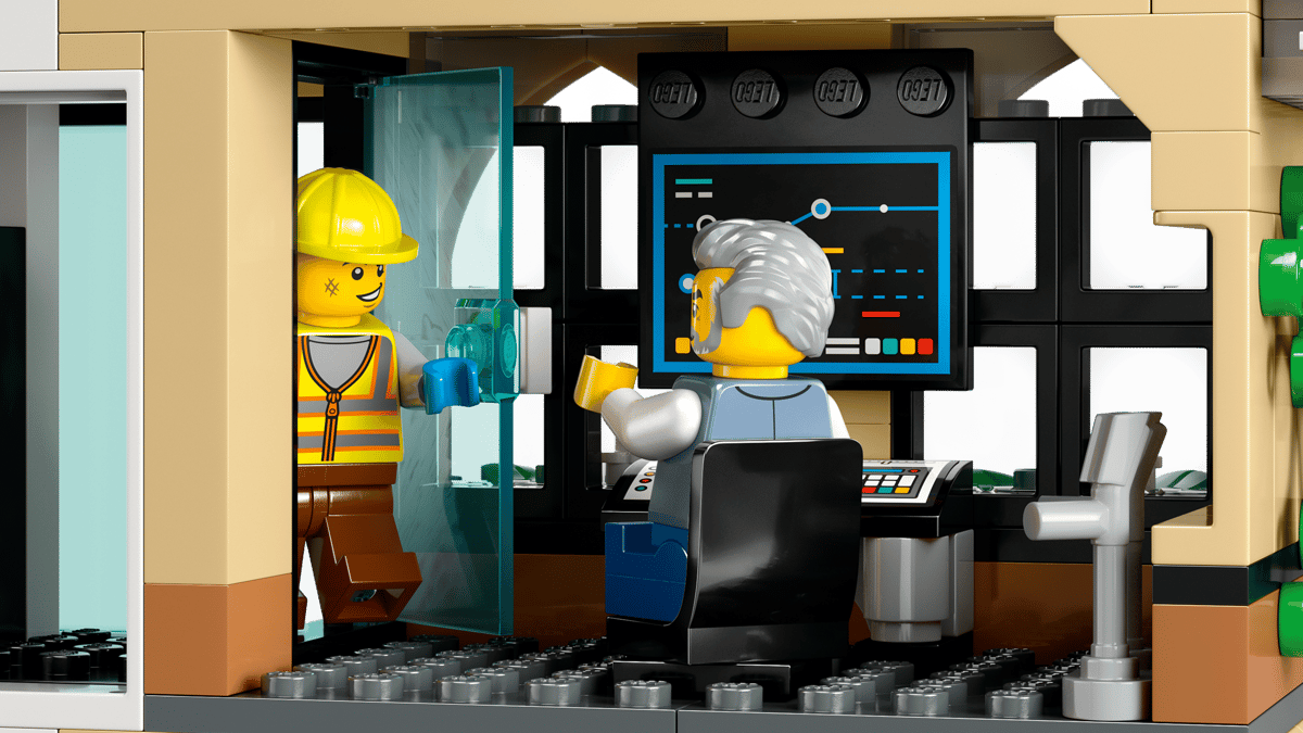 Splendid Central Train Station LEGO City Set | BrickmonVault - Image 4