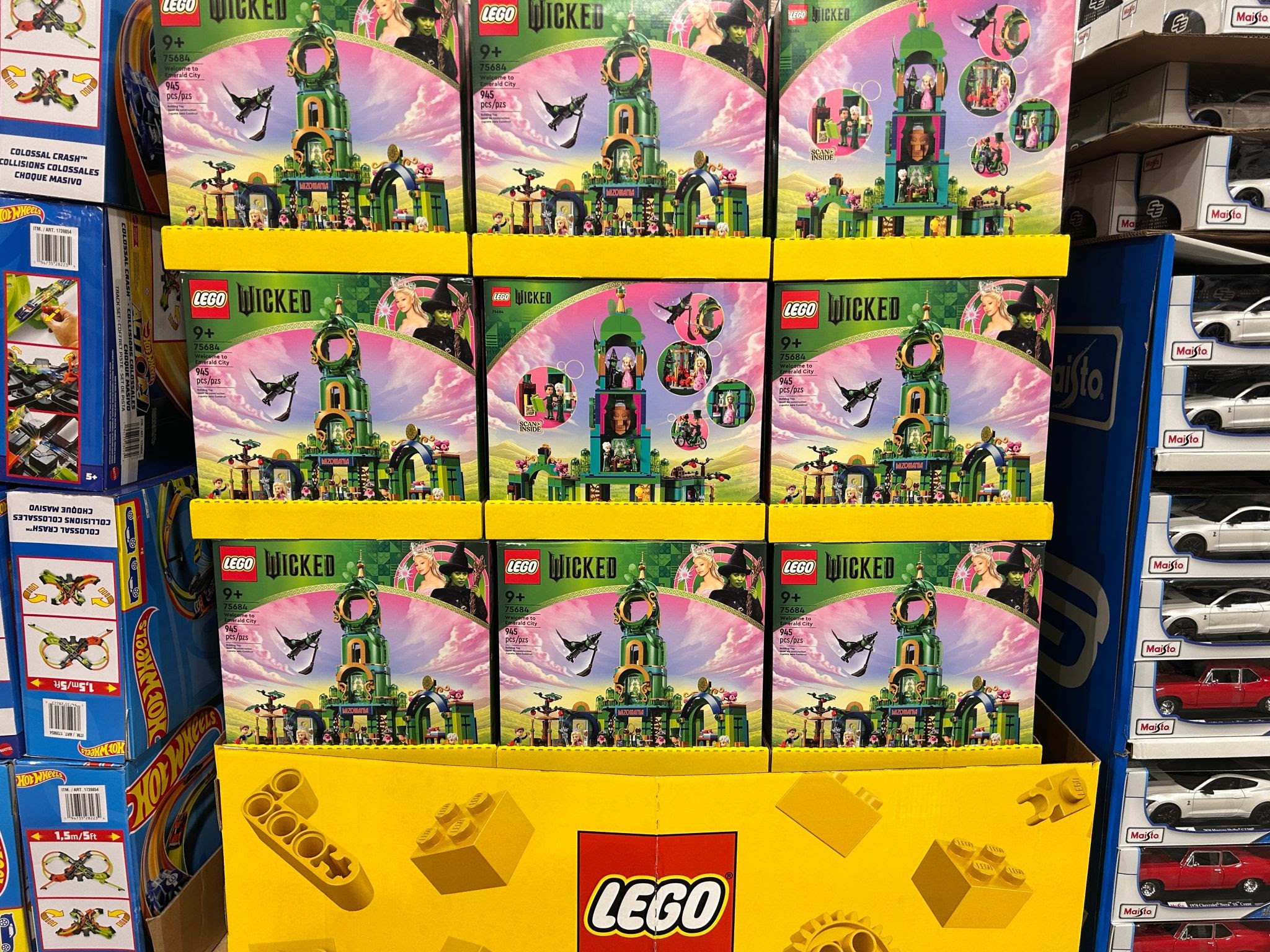 LEGO Wicked Welcome to Emerald City Display 75684 Set | BrickmonVault - Image 4